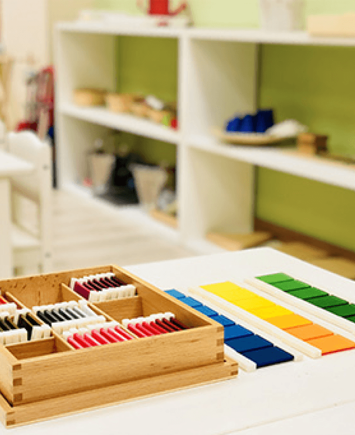 Un aula Montessori se basa a su vez en el principio del AMBIENTE PREPARADO.